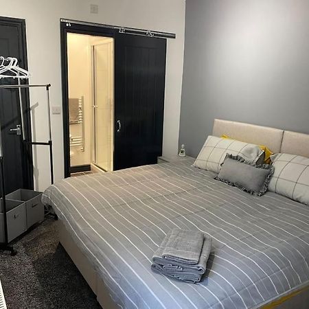 Modern Apartment With En-Suite & Private Kitchen Stoke-on-Trent 외부 사진