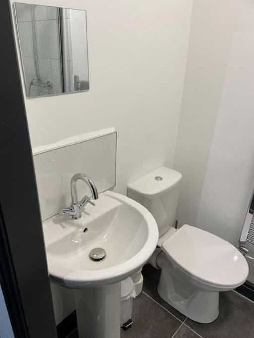 Modern Apartment With En-Suite & Private Kitchen Stoke-on-Trent 외부 사진