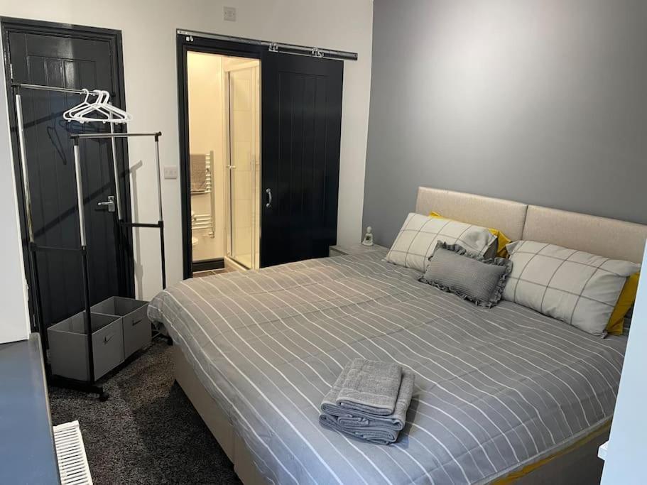 Modern Apartment With En-Suite & Private Kitchen Stoke-on-Trent 외부 사진