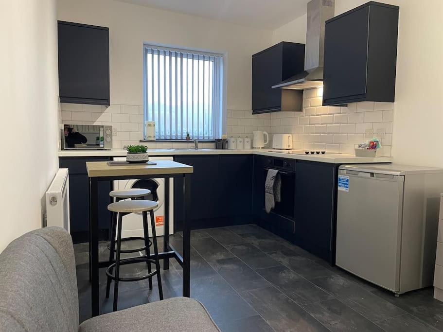 Modern Apartment With En-Suite & Private Kitchen Stoke-on-Trent 외부 사진